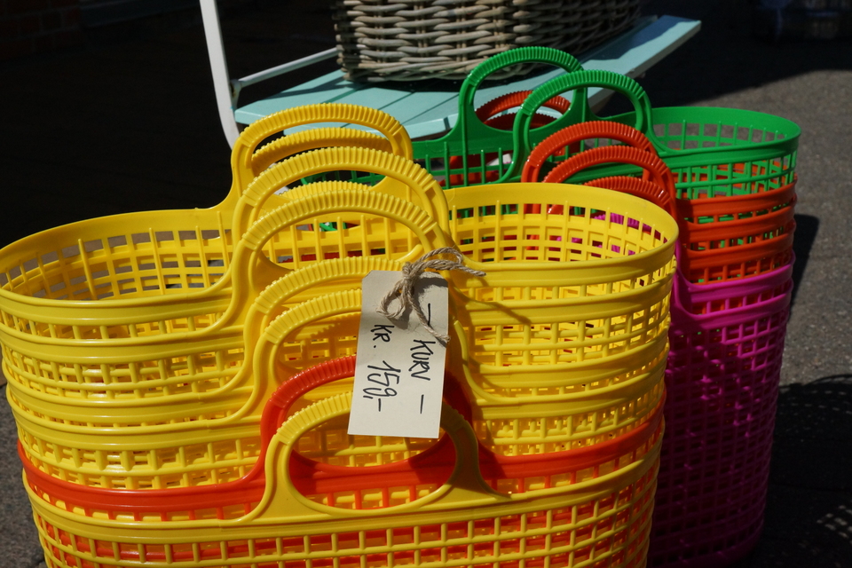 Retrokurve i forskellige pang-farver - brug dem til vasketøj, legetøj eller som en praktisk indkøbskurv.